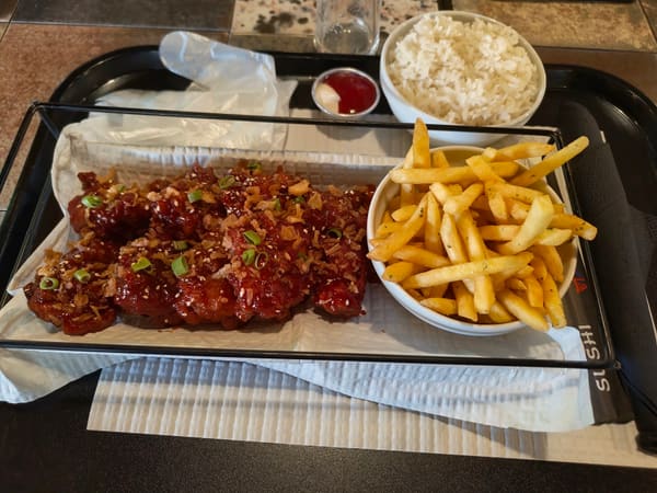 Frango frito crocante com molho agridoce, arroz e batatas fritas
