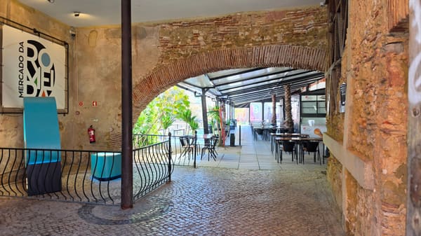 Romeira Market Esplanada coberta de mercado gastronómico